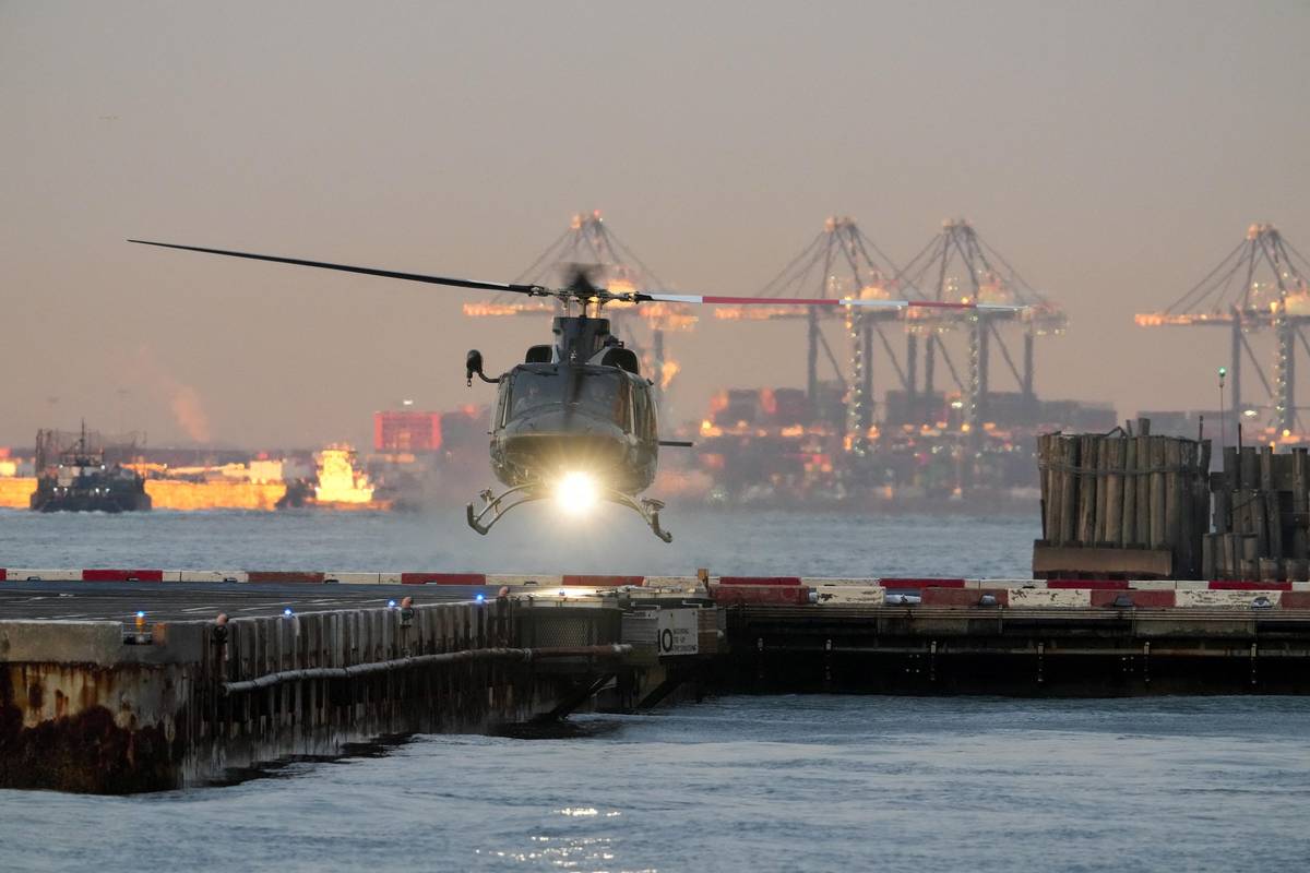 Helikoptéra se zajatým Nicolásem Madurem přistává na Manhattanu. Americké síly venezuelského prezidenta zajaly v sobotu při speciální operaci v Caracasu a okolí.