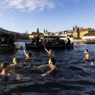 „Letos jsme museli ráno dokonce bourat ledy a někteří otužilci přesto do těch ledových ker naráželi,“ popsal za organizátory ČTK ředitel Muzea Karlova mostu Zdeněk Bergman. Letošní ročník tak byl podle něj za poslední roky nejchladnější. Loni měla voda teplotu 3,5 stupně Celsia.