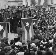 Fidel Castro vládl na Kubě 47 let. Pro jedny byl totalitní vládce, zatímco pro druhé „garantem důstojnosti a nezávislosti Kuby“. V roce 1972 dostal při návštěvě komunistického Československa nejvyšší vyznamenání - Řád bílého lva. V červenci 2006 předal klíčové vládní pravomoci bratrovi Raúlovi, zemřel v roce 2016.
(Po úspěchu své revoluce Fidel Castro, obklopený svými nejbližšími spolupracovníky, promlouvá k davu v Havaně na Kubě v prosinci 1959.)