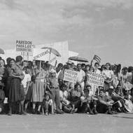 Castrovo budování socialismu nakonec přivedlo kubánské hospodářství ke kolapsu. Potlačování svobod na Kubě, včetně svobody slova či svobody vyznání, vyvolalo silnou kritiku a dalo vzniknout disidentskému hnutí a silné komunitě odpůrců soustřeďující se mezi exulanty v Miami, kteří uprchli před kubánskou komunistickou vládou.
(První demonstrace na podporu revoluce v Havaně před starým prezidentským palácem. 1959–1960.)