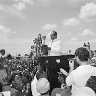 Na počátku 20. století byla Kuba formálně nezávislá, ale silně ovlivňovaná Spojenými státy. Američané kontrolovali klíčová hospodářská odvětví. Zemi trápily velké rozdíly mezi bohatými a chudými i korupce. V této situaci se k dostal Fulgenciso Batista.
(Batista promlouvá k vojákům v Camp Columbia během oslav Dne vzpoury seržantů v roce 1952.)