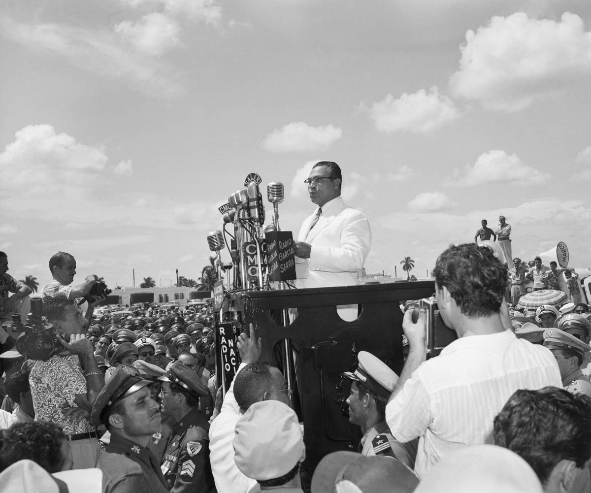 Na počátku 20. století byla Kuba formálně nezávislá, ale silně ovlivňovaná Spojenými státy. Američané kontrolovali klíčová hospodářská odvětví. Zemi trápily velké rozdíly mezi bohatými a chudými i korupce. V této situaci se k dostal Fulgenciso Batista.
(Batista promlouvá k vojákům v Camp Columbia během oslav Dne vzpoury seržantů v roce 1952.)