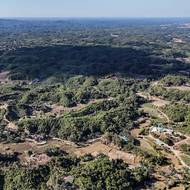 „Šlápl jsem na hromadu suchého listí a došlo k výbuchu,“ svěřuje se pro změnu 47letý Mohammed Abú Taleb, zatímco se opírá o berli. „Ztratil jsem tím celý svůj život.“