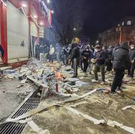 Protestující ve videích volají mj. po svržení nejvyššího vůdce ajatolláha Alího Chameneího a návratu Rezy Pahlavího, syna šáha svrženého při islámské revoluci v roce 1979. (Protestující Íránci blokují ulici ve městě Kermánšáh na západě země, 8. ledna.)