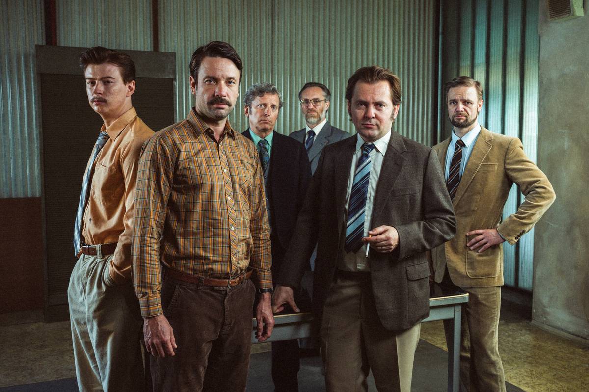 Na fotografii z minisérie Metoda Markovič: Straka, kterou lze od pátku sledovat ve videotéce Oneplay, jsou Adam Mišík jako Vlastimil Červenka, Václav Neužil coby Josef Vilímek, Petr Lněnička v roli Jiřího Markoviče, David Prachař jako Jarda Houlík, Marián Mitaš coby Pavol Alojz a  Přemysl Boublík v roli Karola Kouly.