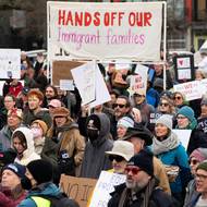 Podle demokratické senátorky Tiny Smithové se tak administrativa snaží zamést stopy.
("Ruce pryč od našich rodin imigrantů," stojí na největším transparentu na tomto snímku z Minneapolis, 11. ledna.)