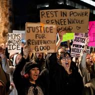 Členové Trumpovy vlády zásah hájí, zabitá Renee Goodová se podle nich snažila na agenta najet autem a ten ji tak zabil v sebeobraně. Demokratičtí politici to zpochybňují. Analýza dostupných videí provedená deníkem The New York Times také ukazuje, že Goodová před střelbou zřejmě otáčela volantem směrem od zasahujících agentů.
(Minneapolis, 9. ledna.)