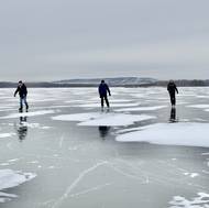 Bruslařů přibývá v odpoledních hodinách a o víkendu.