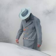 V Minneapolis a okolí se v posledních dnech odehrávají podobné chaotické scény – v klidných rezidenčních čtvrtích i rušných nákupních zónách, na parkovištích čerpacích stanic a velkých obchodních center.

(Oblak ze slzného granátu použitého k potlačení nepokojů v Minneapolis, 12. ledna.)