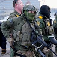 Podle ICE je nezbytné demonstrovat sílu ve městech a státech, kde jim místní úřady a orgány činné v trestním řízení odmítají pomoci. Z protimigračních razií se stalo v USA silně politické téma.

(Člen speciální zásahové jednotky během protestu proti zabití Renee Goodové agentem ICE v Minneapolis, 8. ledna.)