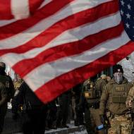 Auto řídil čtyřicetiletý Christian Morales, který později v rozhovoru vyprávěl, že jel do své autodílny, když si všiml, že za ním jede vozidlo pravděpodobně federálních agentů. Domníval se, že ho začali sledovat pouze proto, že vypadal jako Hispánec.

(Demonstrant drží obrácenou americkou vlajku poblíž agentů ICE, kteří 10. ledna střežili federální budovu v Minneapolis.)