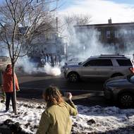 „Jsem občan Spojených států!“ křičel zaměstnanec hypermarketu Target, když ho v pondělí ozbrojení agenti odvedli přistaveného auta. Video s jeho zatčením se šíří na sociálních sítích a podle amerického listu The New York Times patří k těm, které dál pohání protesty proti zátahům agentury ICE a dalších úřadů v Minneapolis.

(Lidé v Minneapolis dokumentují práci agentů ICE, 13. ledna.)