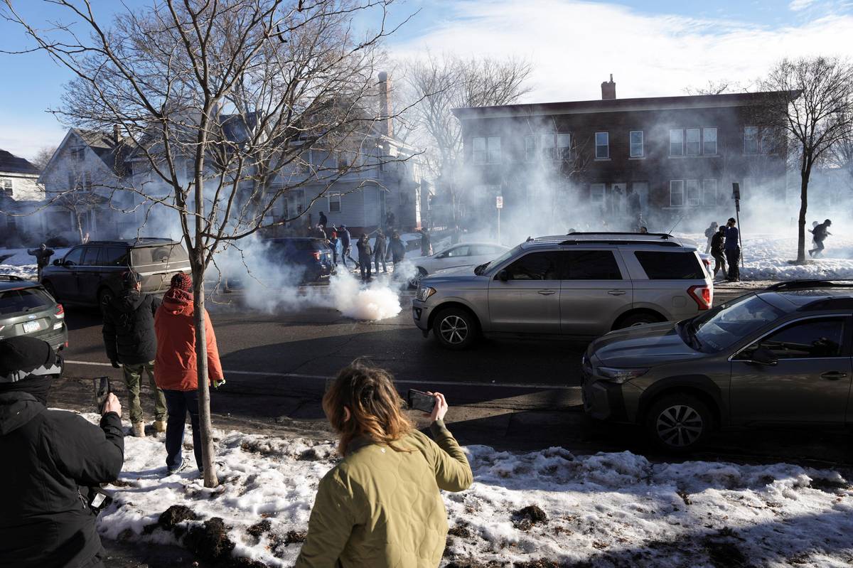 „Jsem občan Spojených států!“ křičel zaměstnanec hypermarketu Target, když ho v pondělí ozbrojení agenti odvedli přistaveného auta. Video s jeho zatčením se šíří na sociálních sítích a podle amerického listu The New York Times patří k těm, které dál pohání protesty proti zátahům agentury ICE a dalších úřadů v Minneapolis.

(Lidé v Minneapolis dokumentují práci agentů ICE, 13. ledna.)