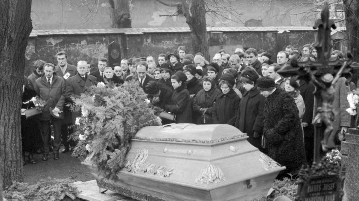 Strach komunistů z Palacha: Jeho ostatky nechali vykopat za dvě flašky koňaku