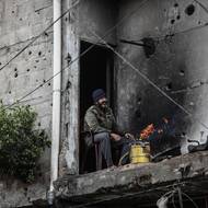 „Ačkoli bombardování možná dočasně ustalo, v Pásmu Gazy jsme nadále svědky všech myslitelných příčin úmrtí,“ řekl podle AP příbuzný obětí Básil Hamúda. (Burej, Pásmo Gazy, 13. ledna.)