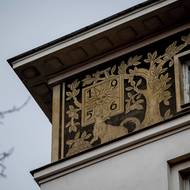 Přístavbu v horní části zdobí pro tento styl typické sgrafito.