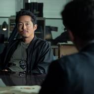 Steven Yeun jako Mike Ro.