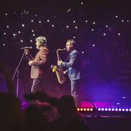 Pozvání přijal rovněž italský zpěvák Drupi, který v Česku před čtyřmi dny zahájil turné. Diváky vyzval, aby v rytmu svítili telefony. V sále se rozsvítily tisíce drobných světel.