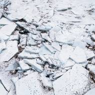 „Tloušťka ledu je na různých místech odlišná, hrozí tak, že by člověk mohl spadnout pod led. Mohl by se tam skřípnout, nebo být chycen vodními proudy,“ varuje Bucifal.