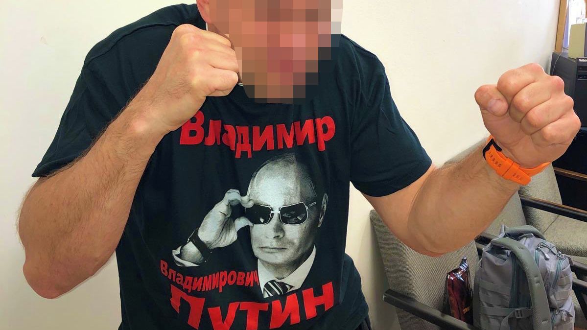 Policista se fotil v tričku s Putinem, teď chrání ministra vnitra