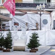 Svědci se shodují, že během požáru, který začal asi hodinu a půl po půlnoci, nastal v baru chaos, lidé měli potíže vyběhnout ven. Vedle čtyř desítek obětí je přes sto dalších lidí zraněných. (Plachty blokují výhled na bar Le Constellation, 1. ledna 2026).