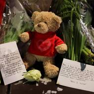 Generální prokurátorka kantonu Valais Beatrice Pilloudová ve čtvrtek uvedla, že je zatím příliš brzy na stanovení příčiny požáru. Není zatím ani jasné, jestli byly porušeny požární předpisy. Svědci ale líčili, že východy z baru byly příliš úzké.