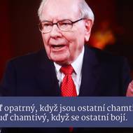 Když všichni bezhlavě nakupují a jsou příliš sebejistí, je podle Buffetta dobré zpomalit a být opatrný. Naopak když trh zachvátí strach a lidé panikaří, často se podle něj objevují nejlepší příležitosti k nákupu.