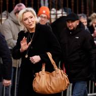 Obřad se koná v katolickém kostele Nanebevzetí Panny Marie za přítomnosti rodiny, přátel a herců. Dorazila také lídryně francouzské krajní pravice Marine Le Pen (na snímku).