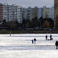Hasiči připomínají, že je potřeba důkladně prohlédnout stav ledu, nevstupovat do míst přítoků a odtoků z vodních děl a všímat si prasklin i děr. Vstup na neznámou plochu se rovná hazardu se životem.