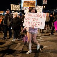 „Budeme i nadále prosazovat zákon. Pokud se někteří jednotlivci dopustí násilných činů proti bezpečnostním složkám, nebo budou bránit našim operacím, půjde o trestný čin a ponesou za to zodpovědnost,“ vysvětlila v televizní stanici Fox News ministryně vnitřní bezpečnosti Kristi Noemová. ("Chaos, krutost a teď vražda," stojí na transparentu z demonstrace v Minneapolis, 9. ledna.)