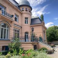 Z terasy vede do zahrady schodiště, při běžném provozu je však návštěvníci použít nemohou. 