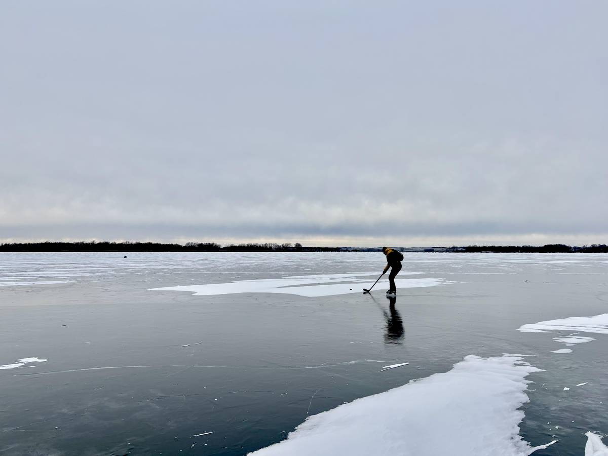 Mrazivé počasí láká na zamrzlé vodní plochy. Bruslí se i na Novomlýnských nádržích na Břeclavsku - možné to je po několika letech.