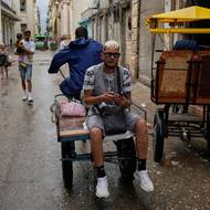 „(Trumpovy řeči) mě neděsí. Vůbec. Kubánský lid je připravený na všechno,“ řekl agentuře Reuters pouliční obchodník Alberto Jimenez. Mnoho Kubánců si nedokáže představit, že by situace na ostrově vzhledem ke krizím mohla být ještě horší.

(Havana, 12. ledna.)