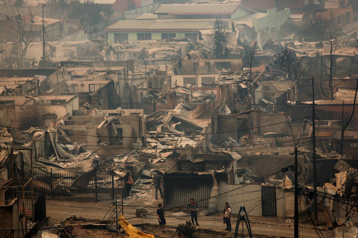 Jih Chile, které čelí letní vlně veder, zachvátily desítky požárů.
