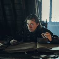 Tom Vaughan-Lawlor jako Plummer.