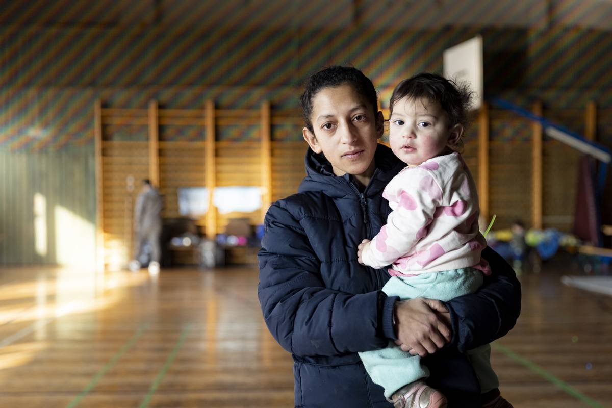 Nouzové bydlení v tělocvičně ve Skalsku využívá i zhruba třicetiletá žena se třemi malými dětmi. Záhy reportérům sděluje, že byla v bytě, ve kterém se požár rozhořel. 