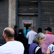 Lidé se shromažďují ve frontě před nepřetržitě otevřeným výdejním okénkem lékárny poté, co americký prezident Donald Trump prohlásil, že Spojené státy udeřily na Venezuelu a zajaly jejího prezidenta Nicoláse Madura.