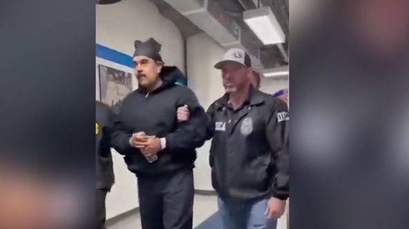 Obrazem: Madurova cesta do New Yorku. Zavázané oči, pouta a všude ozbrojenci