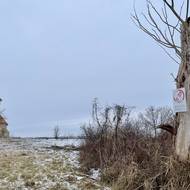 Od vstupu na ostrov odrazují také tabule na březích.