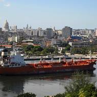 Tanker Ocean Mariner plující pod liberijskou vlajkou proplouvá havanskou zátokou, Havana, Kuba, 11. ledna.
