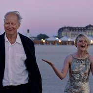 Na fotografii z filmu Citová hodnota, který nově promítají česká kina, jsou Stellan Skarsgård jako Gustav a Elle Fanning coby Rachel.