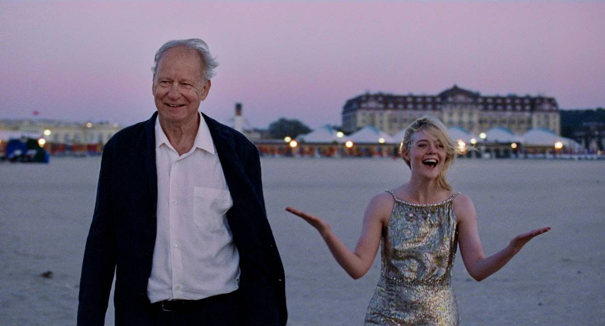 Na fotografii z filmu Citová hodnota, který nově promítají česká kina, jsou Stellan Skarsgård jako Gustav a Elle Fanning coby Rachel.