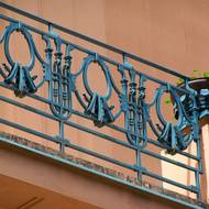 Secesní rostlinné motivy je vidět i na zábradlích. 