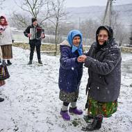 Takové zvyky jsou jinde „těžko k vidění“, prohlásil dvaadvacetiletý I Sang-kjong, jenž vypadal ohromeně, když ze sena pokrývajícího prase stoupal kouř, zatímco kolem padal sníh.