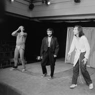 Polešovický rodák Maděrič začínal na Provázku na přelomu 70. a 80. let. „Provázek byl pro mě zásadní škola. Byla tam skvělá partička,“ vzpomínal. Na fotografii je s Jiřím Pechou, Vladimírem Hauserem a Bolkem Polívkou.