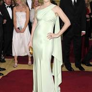 Kate Winslet ve světle zeleném modelu při příjezdu na 79. ročník udílení Oscarů.