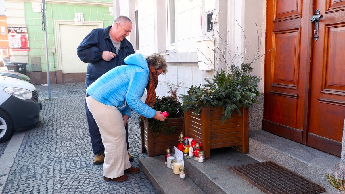 Černá vlajka na úřadě. „Zemřel nejhodnější člověk v Chřibské,“ říkají místní