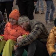 Během několika dní se zdravotníci sblížili a vytvořili skupinu na WhatsAppu, aby zůstali v kontaktu, až se vrátí na frontu. Zuch slíbil, že také zůstane v kontaktu, i když se nemohl zbavit obav. „Jak bych se o ně nemohl bát? Samozřejmě, že se bojím, ale budou v pořádku. Doufám.“