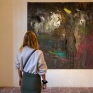 Jeho obrazy se podle organizátorů vyznačují bezprostředností, nenuceností a dotykovou spontaneitou.