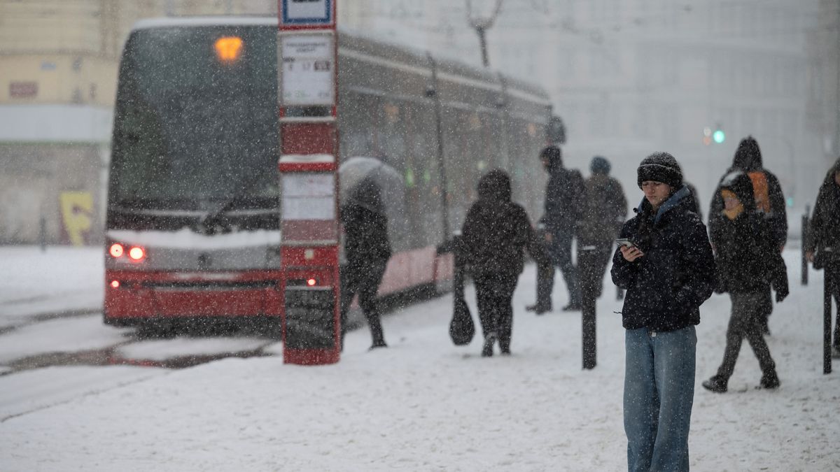 Ledovka ochromila MHD i letiště, provoz spojů se daří obnovovat